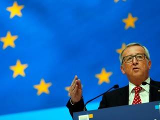 VIDEO: Juncker sa na stretnutí samitu tackal. Tvrdí, že má zápal sedacieho nervu