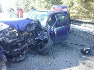 Nehoda auta s kamiónom zablokovala celý úsek cesty