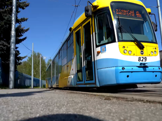 Tragédia v električke: Žene sa zasekla noha vo dverách, vodič pokračoval v jazde