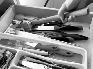 Na matku zaútočila dcéra sekáčikom. Mala jej spôsobiť vážne rany na rukách aj bruchu