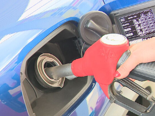 Prečo tankujeme lacnejšie než okolité krajiny? Analytik upozorňuje na maďarské voľby