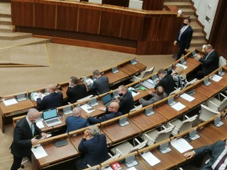 Po výročnej správe Maroša Žilinku prečítal tú svoju Daniel Lipšic. Rozpravu k nej prerušili kvôli kotlebovcom