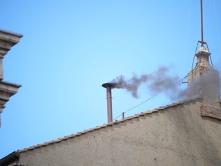 Druhý deň konkláve: Z komína opäť vyšiel čierny dym