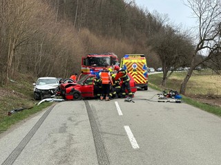 Vážna dopravná nehoda: Vodič pri obiehaní sanitky narazil do protiidúceho auta