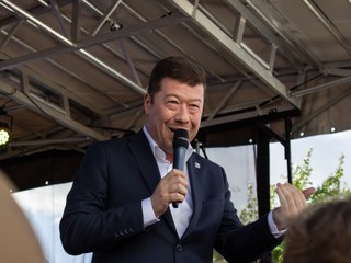 Brat Tomia Okamuru varuje pred jeho zvolením za predsedu snemovne