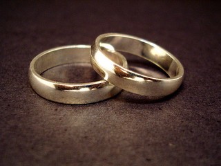 Českí poslanci schválili možnosť uzavrieť sobáš pre LGBTI páry