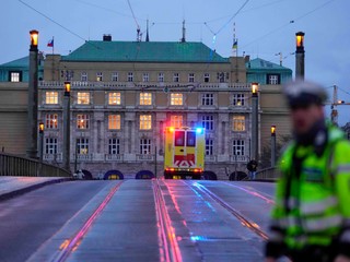 Česká polícia rieši desiatky prípadov spojených so streľbou na univerzite v Prahe