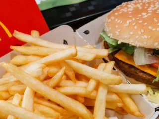 Prvotriednemu šéfkuchárovi sa podarilo nemožné: Z obyčajného hamburgera pripravil gurmánske jedlo