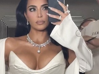 Kim Kardashian už zháňa svadobné šaty: Pristihli ju pri výbere s budúcim ženíchom?