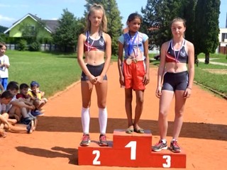 Dievča, ktoré vyhralo v balerínkach stále behá. Teraz už v botaskách a vyhráva