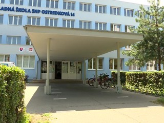 Riaditelia mnohých škôl riešia vážny problém. Na začiatku školského roka im chýbajú učitelia