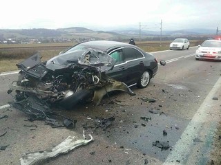 Dopravná nehoda v Beckove. Minimálne jedna osoba sa zranila a museli uzavrieť cestu