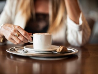 Káva zmenšuje ženám prsia: Tvrdí najnovší výskum