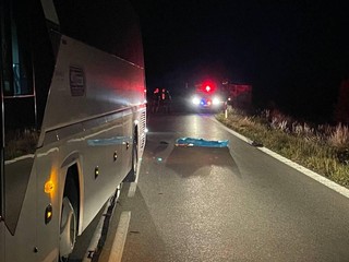 Tragický večer na ceste: Autobus zrazil muža, na mieste podľahol