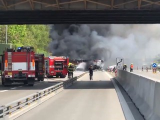 Nehoda väzenského autobusu. Zomrel jeden človek