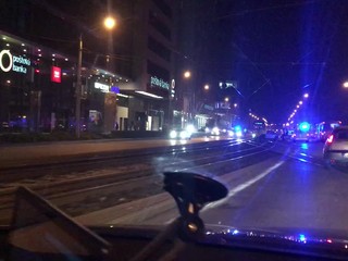 Nočná nehoda v Bratislave. Auto na električkovej trati