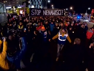 Tisícky Poliakov si uctili pamiatku zavraždeného primátora. Sviečky horeli po celej krajine