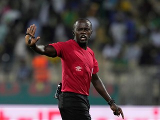 Rozhodca dvakrát predčasne ukončil zápas, dohrať sa mohlo po tlačovke