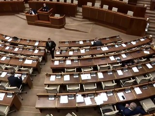 Ani v ďalšom pokuse v parlamente ministra Mikulca neodvolali
