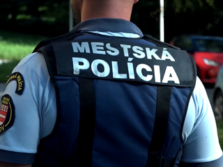 Hrdinovia v uniformách: Seniorku, ktorá ležala v byte bez pomoci niekoľko dní, zachránili policajti