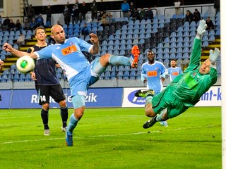 Highlight: Slovan bavil piatimi gólmi, vedie ligu