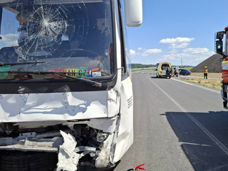 Opitý vodič osobného auta sa zrazil s autobusom. Na mieste je 22 zranených ľudí
