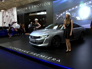 Autosalón v Bratislave. Krásne ženy a autá pod jednou strechou