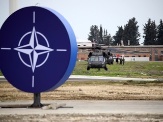 NATO posilňuje obranu: Česko posiela do Poľska vrtuľníky a 150 vojakov