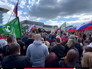 Slovenskí politici sa konšpiráciami inšpirujú v zahraničí. Podľa historika sú nebezpečné