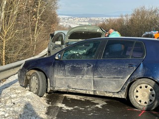 Čelná zrážka dvoch áut: Na mieste mala byť aj tehotná žena v bezvedomí