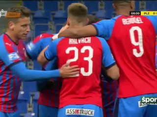 V Plzni púšťali fanúšikovské chorály z reproduktorov a čakali hráčov pred štadiónom