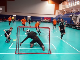 JOJ Floorball Cup 2023 oživili zápasy JOJŠPORTU a bratov Žampovcov