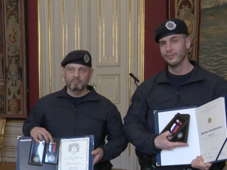 Zachraňujú životy bez nároku na slávu. Mestskí policajti si prevzali ocenenie