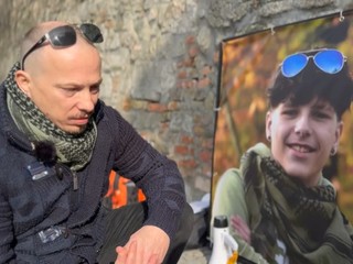 Protest otca, ktorý prišiel o syna. Od poslancov chce, aby začali riešiť problém šikany