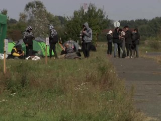 Aj keď počty migrantov klesajú, pre zhoršujúce sa počasie začína byť problém s ubytovaním