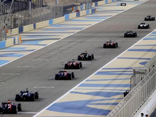 F1: Hamilton víťazom vysvietenej Veľkej ceny Bahrajnu