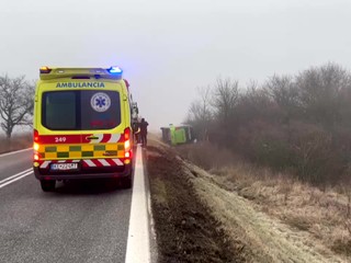 Pri Dargove sa prevrátil autobus s 53 cestujúcimi. V nemocnici aktivovali traumaplán