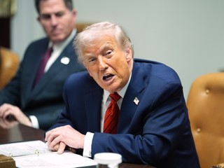 Donald Trump tvrdí, že si vymenil „dosť tvrdé slová“ s lídrami Británie, Francúzska a Nemecka