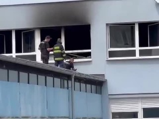 Hamran o tragickom požiari gymnázia: Polícia čaká na posudky a pitvu