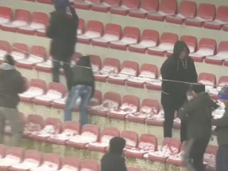 VIDEO: Obrovský súboj medzi fanúšikmi na tribúnach