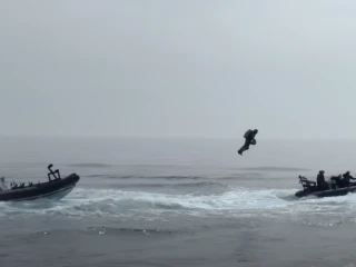 Na YouTube bolo nahrané video lietajúceho muža: Záznam je skutočný