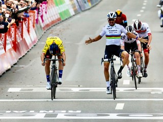 Alaphilippe oslavuje, keď Roglič víťazí na slávnej klasike