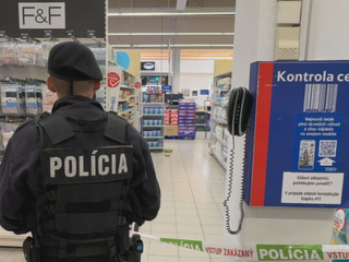 Na ženu zaútočil v obchode skrutkovačom. Polícia ho obvinila z pokusu o vraždu