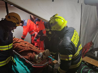 Zranený muž uviazol hlboko pod zemou. Záchranári ho vyslobodili po 21 hodinách