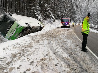 Vážna nehoda pri Donovaloch. Autobus zišiel z cesty