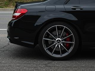 Podozrivý muž v Mercedese oslovoval deti pred školou v Senci. Polícia žiada verejnosť o pomoc