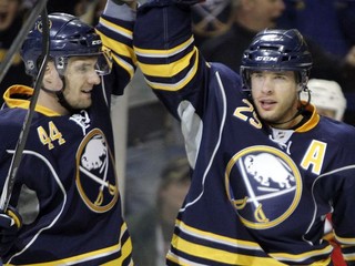 Asistencia Sekeru pri prehre Buffala