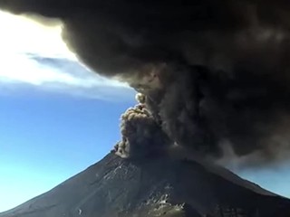 Sopka Popocatépetl vychrlila hustý oblak popola. Letisko zrušilo lety