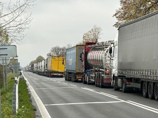 Dramatická situácia na východe Slovenska. Nekonečné kolóny kamiónov spôsobujú škody