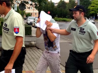 Muža obvinili z obzvlášť závažného zločinu vraždy v štádiu pokusu, napriek tomu je na slobode